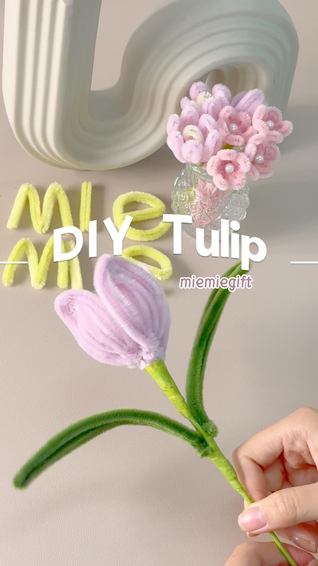 동영상 로드: 🌷 How to Make a Tulip – DIY Pipe Cleaner Flower 🌿 Want to create a realistic tulip using simple craft materials? This step-by-step tutorial will show you how to make a beautiful pipe cleaner tulip perfect for the Pastoral Bliss Basket! 🌸✨ 🔹 Materials Needed: ✅ Petals: 8 pipe cleaners 🌿 ✅ Leaves: 4 pipe cleaners 🍃 ✅ Flower Center: 0.5 pipe cleaners 💛 ✅ Green Floral Wire ✅ Green Floral Tape 🎀 ✅ Scissors ✂️ ✅ Hot Glue Gun &amp; Glue 🔥 🎬 Chapters: 0:00 – Introduction 🌿 0:04 – Step 1: Prepare the Materials 0:05 – Step 2: Create the First Petal 0:51 – Step 3: Make the Tulip’s Center 1:12 – Step 4: Make the Leaves 1:27 – Step 5: Assemble the Tulip 💡 Pro Tips: ✅ Use floral tape for a seamless, professional finish! ✅ Adjust the petal curves to make the flower look more natural. ✅ Be careful when handling hot glue! 🔥 🔔