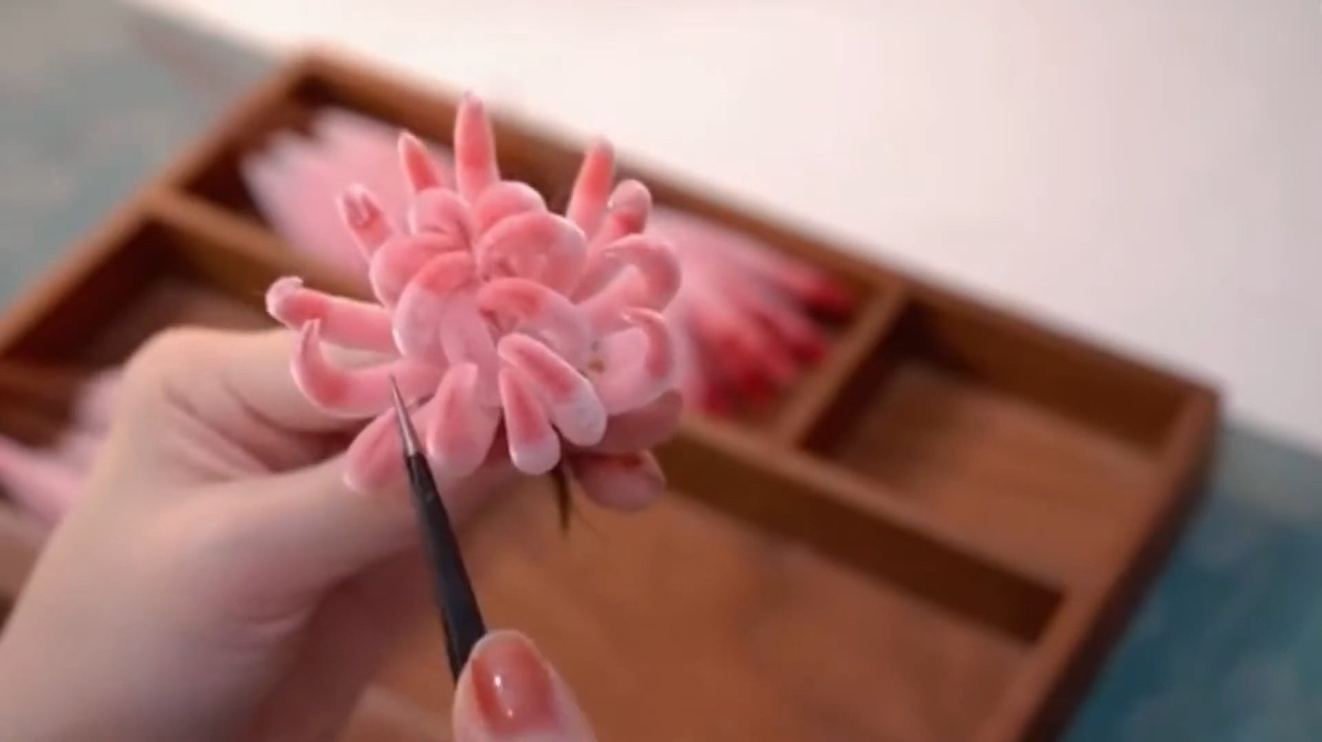 동영상 로드: A YouTube video showcasing the intricate craftsmanship of traditional velvet flowers, blending Chinese cultural heritage with modern design aesthetics. Explore the detailed artistry and cultural significance of these exquisite creations.