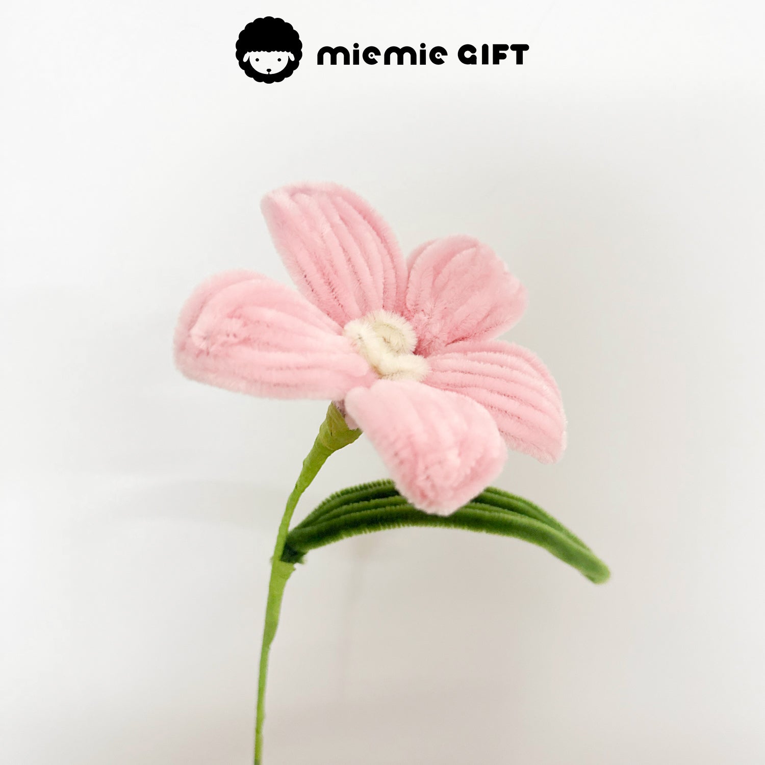 A charming pink lily flower handcrafted from high-quality pipe cleaners. Perfect for DIY enthusiasts, floral arrangements, and creative home decorations.
