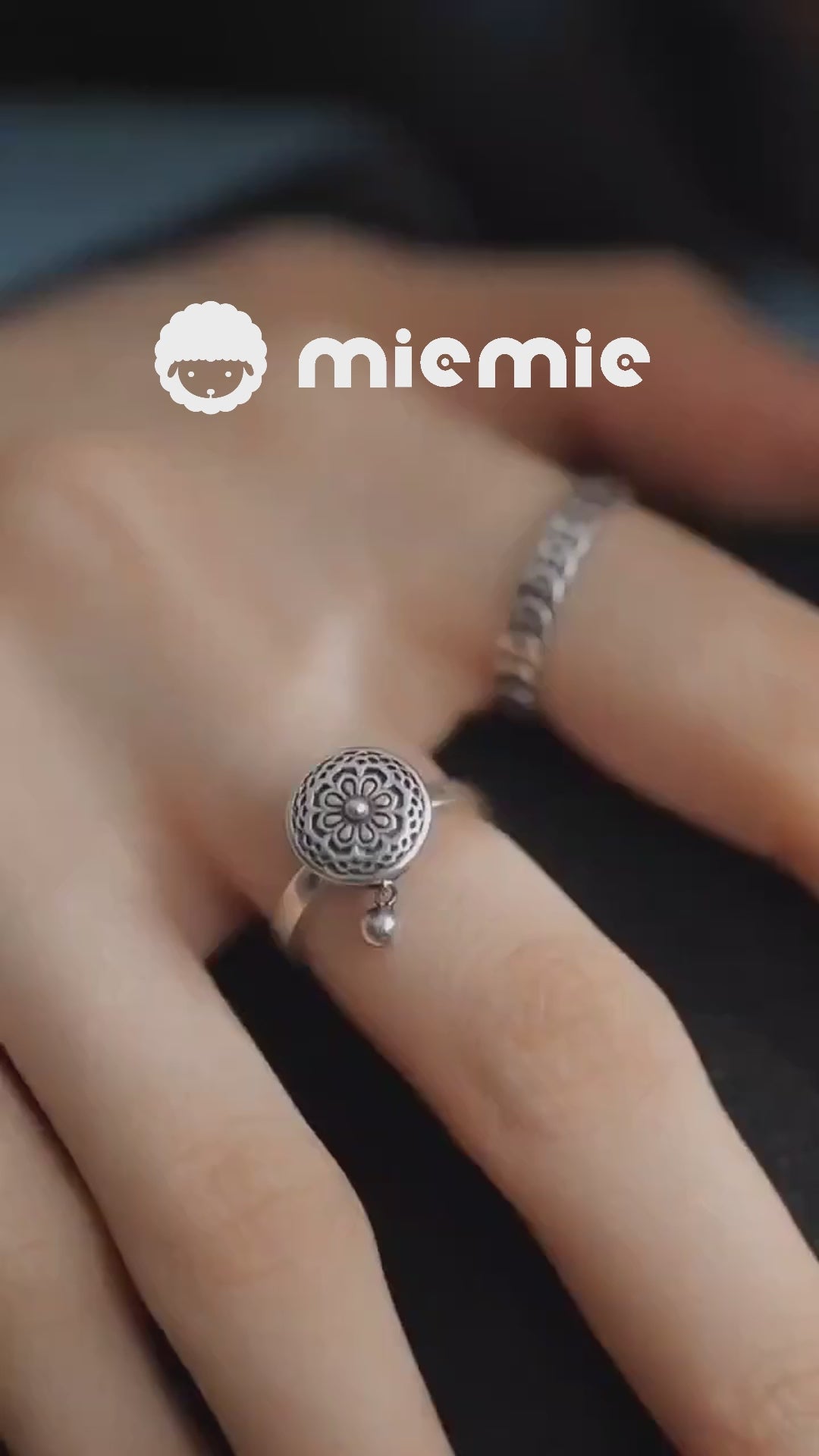 Cargar video: Experimente la combinación perfecta de atención plena, estilo y conexión espiritual con el anillo giratorio de plata esterlina S925. Diseñado con el mantra sagrado de seis palabras, cada giro trae bendiciones, compasión y armonía a su vida diaria.